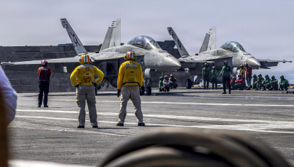 Aviones de la Fuerza Aérea de Estados Unidos en el portaviones US Abraham Lincoln