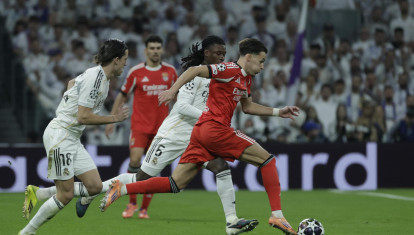 Los jugadores del Real Madrid, Camavinga y Carreras, disputan un balón con Dedic