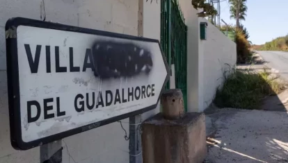 Señal que indica la entrada a la pedanía malagueña de Villafranco del Guadalhorce, perteneciente a la localidad de Alhaurín el Grande, con parte del nombre tachado