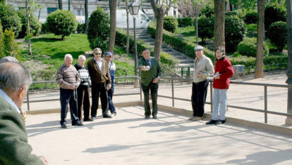 Un grupo de jubilados juega a la petanca, en una imagen de recurso