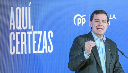 Alfonso Fernández Mañueco, participa en la “Pegada del primer cartel” en Burgos