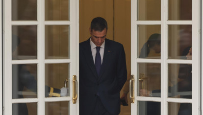 Pedro Sánchez saliendo a recibir en la Moncloa al gran duque de Luxemburgo