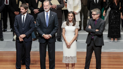 Urtasun y Jordi Martí flanquean a los Reyes de España en la entrega de los Premios Nacionales de 2024.