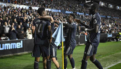 Tchouaméni celebra con sus compañeros del Real Madrid su gol en Balaídos