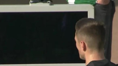 Felix Bickel revisa un penalti a favor del Hertha de Berlín con la pantalla del VAR desconectada