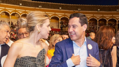 Juanma Moreno y su mujer