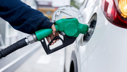 Una persona echando gasolina en su coche