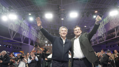 El presidente nacional del PP, Alberto Núñez Feijóo, y el candidato a la reelección como presidente de la Junta, Alfonso Fernández Mañueco, durante el acto de fin de campaña del PPCyL en Valladolid