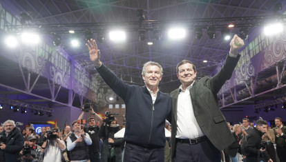 El presidente nacional del PP, Alberto Núñez Feijóo, y el candidato a la reelección como presidente de la Junta, Alfonso Fernández Mañueco, durante el acto de fin de campaña del PPCyL en Valladolid