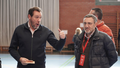 El ministro de Transportes y Movilidad Sostenible, Óscar Puente, vota en el Colegio Electoral Ponce de León de Valladolid