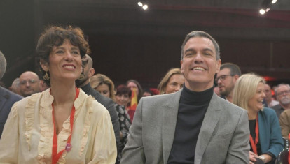 La ministra de Inclusión, Seguridad Social y Migraciones, Elma Saiz, el secretario general del PSOE y presidente del Gobierno, Pedro Sánchez