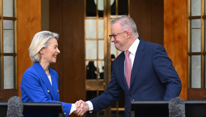 CANBERRA (Australia), 24/03/2026.- Australian Prime Minister Anthony Albanese and President of the European Commission Ursula von der Leyen shake hands as they speak to the media during a press conference at Parliament Hous in Canberra, Australia, 24 March 2026. EFE/EPA/LUKAS COCH AUSTRALIA AND NEW ZEALAND OUT