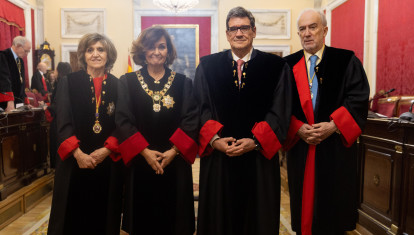 De izq. dcha.: La consejera permanente, María Luisa Carcedo; la presidenta del Consejo de Estado, Carmen Calvo; el gobernador del Banco de España, José Luis Escrivá, y el consejero nato y director de la Real Academia Española, Antonio Muñoz Machado, durante la toma de posesión de Escrivá como consejero nato del Consejo de Estado, en la sede del Consejo de Estado, a 7 de noviembre de 2024, en Madrid (España). Durante el acto, presidido por la presidenta del Consejo de Estado, a Escrivá, exministro del Gobierno de Pedro Sánchez, le han apadrinado la consejera permanente, María Luisa Carcedo y el consejero nato y director de la Real Academia Española, Antonio Muñoz Machado.
Eduardo Parra / Europa Press
07/11/2024