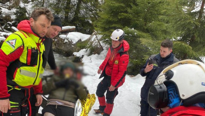 Miembros del equipo de salvamento durante el rescate de un ciudadano ucraniano