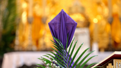 Cruz cubierta con tela morada en el altar durante la Cuaresma y la Semana Santa.