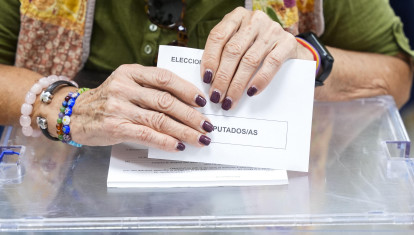 Detalle de una sobre antes de meterlo en la urna, a 9 de junio de 2024, en Sevilla (Andalucía, España). Hoy tienen lugar las elecciones europeas de 2024 en España. Más de 38 millones de españoles están llamados a pasar por las urnas en unos comicios en los que se eligen a 61 eurodiputados al Parlamento Europeo. El partido político más numeroso es el Partido Popular Europeo, con 177 parlamentarios, seguido del Grupo de la Alianza Progresista de Socialistas y Demócratas (143), mientras que el más pequeño es el grupo de la Izquierda, con 37 representantes.