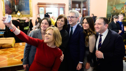 Imagen de Arcadi España con Pilar Bernabé, Lydia del Canto, Diana Morant, Zulima Pérez y Manuel Illueca.