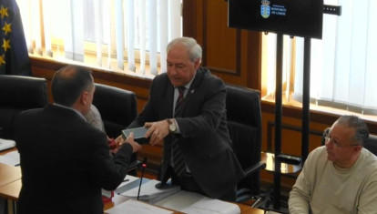 Miguel Tomé toma posesión del acta de concejal en un pleno del Ayuntamiento de Monforte presidido por su padre, José Tomé

REMITIDA / HANDOUT por CAPTURA/CONCELLO DE MONFORTE
Fotografía remitida a medios de comunicación exclusivamente para ilustrar la noticia a la que hace referencia la imagen, y citando la procedencia de la imagen en la firma
30/3/2026