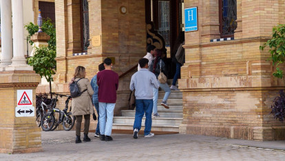 Turistas accede a un céntrico hotel de cinco estrellas en Sevilla.