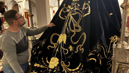 Jaime Díaz, junto al manto de la Virgen de la Soledad de Monturque