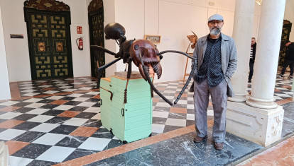 Rafael Pulido Jurado junto a una de sus obras