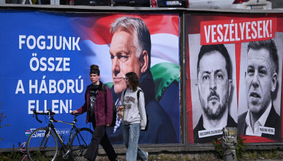 Valla electoral del primer ministro húngaro, Viktor Orbán, el líder de la oposición húngara Peter Magyar, y el presidente de Ucrania, Volodimir Zelenski