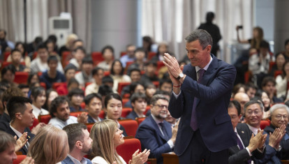 Sánchez aplaude su propio discurso en la Universidad Tsinghua de Pekín