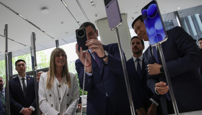 Pedro Sánchez y su mujer Begoña Gómez en la sede de Xiaomi  en Pekín