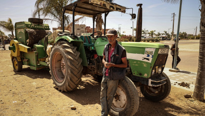 Agricultor marroquí junto a un tractor en la localidad de Sidi Slimane, a 120 kilómetros de Rabat