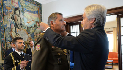 El Ministro de Defensa de la República Portuguesa Nuno Melo impone la Medalla de la Defensa Nacional de primera clase al Jefe de Estado Mayor del Ejército (JEME), General de Ejército Amador Enseñat y Berea