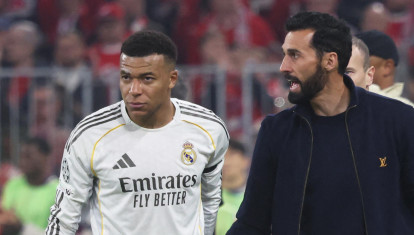 Álvaro Arbeloa, Mbappé y Vinicius, durante el partido en Múnich