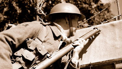 Un soldado se prepara para el ataque en una trinchera