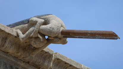 Gárgola con el tubo en el Hostal de los Reyes Católicos