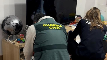 Registro de la Guardia Civil en el domicilio del ex alcalde de Trabanca, José Luis Pascual