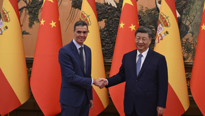 El presidente chino, Xi Jinping, recibe al presidente del Gobierno, Pedro Sánchez, antes de mantener un encuentro en el Gran Palacio del Pueblo de Pekín este martes. EFE/ Borja Puig de la Bellacasa/Pool Moncloa SOLO USO EDITORIAL/SOLO DISPONIBLE PARA ILUSTRAR LA NOTICIA QUE ACOMPAÑA (CRÉDITO OBLIGATORIO)