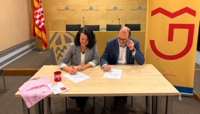 El Ayuntamiento de Gerona y Plataforma per la Llengua firman el convenio para fomentar el uso del catalán