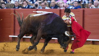Roca Rey, con la muleta ante el segundo de su lote, al que cortó una oreja