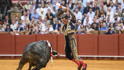 Escribano pone las banderillas a ese mismo toro