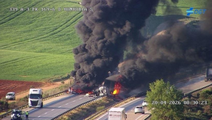 Colisión entre dos camiones que ha causado un incendio en la A-3 en Honrubia.

REMITIDA / HANDOUT por DGT
Fotografía remitida a medios de comunicación exclusivamente para ilustrar la noticia a la que hace referencia la imagen, y citando la procedencia de la imagen en la firma
20/4/2026