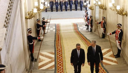El Rey y el presidente de Portugal, António José Seguro, suben la escalinata del Palacio Real
