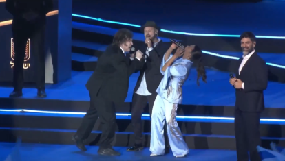 Javier Milei cantando una canción de Nino Bravo