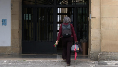 La exdirigente de ETA Soledad Iparraguirre, alias Anboto, entrando a la prisión de Martutene, en San Sebastián