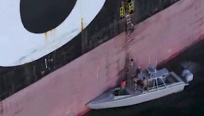 This screen grab taken from undated video footage released by Iran's Revolutionary Guards (IRGC) and made available via Iran's state broadcaster (IRIB) on April 23, 2026, shows IRGC naval forces allegedly boarding a ship attempting to cross the Strait of Hormuz. Iranian forces targeted three container ships on April 22, seizing two, global security monitors and the country's Revolutionary Guards said, the latest incidents to threaten a crucial trade route in the Middle East war. (Photo by IRIB TV / AFP) / - Israel OUT / RESTRICTED TO EDITORIAL USE - MANDATORY CREDIT AFP - SOURCE: IRIB - NO MARKETING - NO ADVERTISING CAMPAIGNS - DISTRIBUTED AS A SERVICE TO CLIENTS - NO RESALE - NO ACCESS ISRAEL MEDIA/PERSIAN LANGUAGE TV STATIONS OUTSIDE IRAN/ STRICTLY NO ACCESS BBC PERSIAN/ VOA PERSIAN/ MANOTO-1 TV/ IRAN INTERNATIONAL/RADIO FARDA - AFP IS NOT RESPONSIBLE FOR ANY DIGITAL ALTERATIONS TO THE PICTURE'S EDITORIAL CONTENT
La Fuerzas navales del CGRI supuestamente abordando un barco que intentaba cruzar el estrecho de Ormuz.