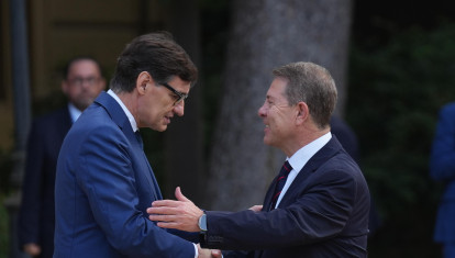 (Foto de ARCHIVO)
El presidente de la Generalitat de Cataluña, Salvador Illa (i) y el presidente de Castilla-La Mancha, Emiliano García-Page (d), a su llegada a la XXVIII Conferencia de Presidentes, en Palau de Pedralbes de Barcelona, a 6 de junio de 2025, en Barcelona, Catalunya (España). Durante la conferencia se abordarán los 16 puntos de la agenda, ampliada tras la inclusión de las demandas de las Comunidades Autónomas, que contemplan entre otros asuntos la reforma de la financiación autonómica, el control de fronteras, la política migratoria, el acceso a la vivienda, la situación energética y la reforma del Poder Judicial. Por primera vez, los presidentes autonómicos pueden intervenir en las lenguas cooficiales de sus territorios con traducción simultánea.
David Zorrakino / Europa Press
06 JUNIO 2025;PRESIDENTES;CONFERENCIA
06/6/2025