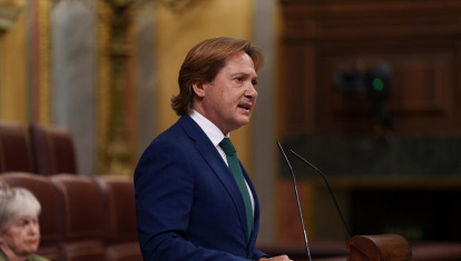 El diputado de VOX Jorge Campos Asensi interviene durante una sesión plenaria en el Congreso, a 28 de abril de 2026, en Madrid (España). El Pleno del Congreso debatirá y votará este martes, 28 de abril, el decreto ley que incluye la prórroga automática de los alquileres que vencen 2026 y 2027, una norma que no cuenta con suficientes apoyos para su aprobación ante el rechazo expresado por el PP, Vox y Junts, que suman mayoría absoluta.

Matias Chiofalo / Europa Press
28/4/2026