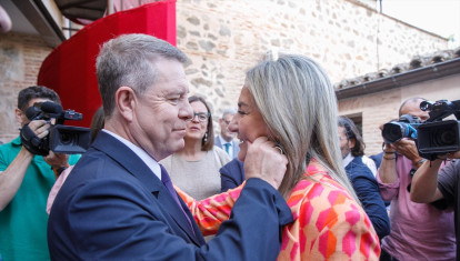 La ministra de Educación, Milagros Tolón, junto al presidente regional, Emiliano García-Page