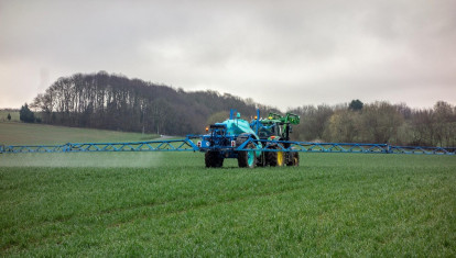 Un tractor aplica fertilizantes sobre la tierra