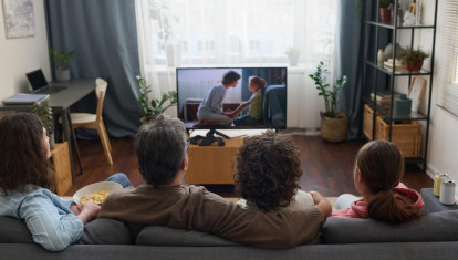 Una familia viendo la televisión