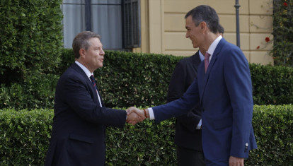 (Foto de ARCHIVO)
El presidente del Gobierno, Pedro Sánchez, y el presidente de la Junta de Castilla-La Mancha, Emiliano García-Page, durante la XXVIII Conferencia de Presidentes, en Palau de Pedralbes de Barcelona, a 6 de junio de 2025, en Barcelona, Catalunya (España). Durante la conferencia se abordarán los 16 puntos de la agenda, ampliada tras la inclusión de las demandas de las Comunidades Autónomas, que contemplan entre otros asuntos la reforma de la financiación autonómica, el control de fronteras, la política migratoria, el acceso a la vivienda, la situación energética y la reforma del Poder Judicial. Por primera vez, los presidentes autonómicos pueden intervenir en las lenguas cooficiales de sus territorios con traducción simultánea.

Kike Rincón / Europa Press
06/6/2025