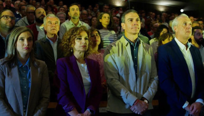 Minuto de silencio por los dos guardias civiles de Huelva en el mitin del PSOE-A en La Línea